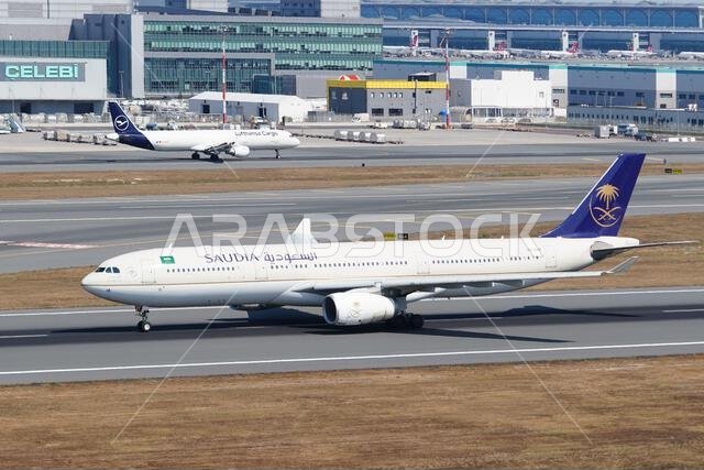إسطنبول، تركيا - 19 يوليو 2025: طائرة إيرباص A330-343E تابعة للخطوط الجوية السعودية (1743) تقلع من مطار إسطنبول الدولي