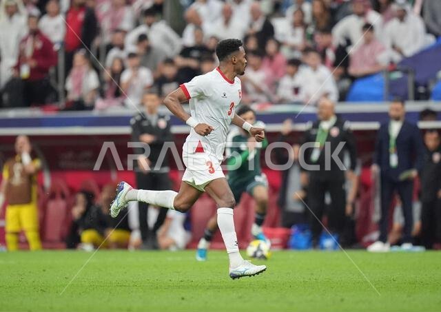 الدوحة، قطر. 15 ديسمبر 2025: لاعبو المنتخب الأردني لكرة القدم خلال مباراة نصف النهائي ضد المنتخب السعودي على ملعب البيت ضمن منافسات كأس العالم لكرة القدم في الدوحة، قطر، بتاريخ 15 ديسمبر 2025. حقوق الصورة: رانجيث كومار/ألامي لايف نيوز