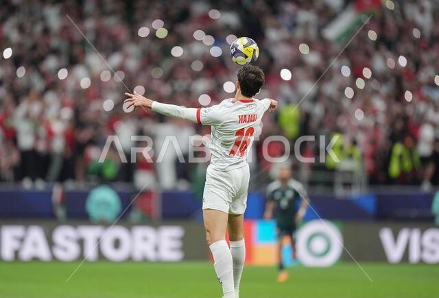 الدوحة، قطر. 15 ديسمبر 2025: لاعبو المنتخب الأردني لكرة القدم خلال مباراة نصف النهائي ضد المنتخب السعودي على ملعب البيت ضمن منافسات كأس العالم لكرة القدم في الدوحة، قطر، بتاريخ 15 ديسمبر 2025. حقوق الصورة: رانجيث كومار/ألامي لايف نيوز