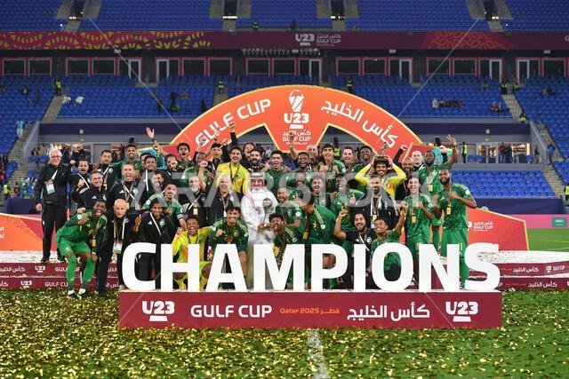 الدوحة، قطر. 16 ديسمبر 2025: يحتفل أعضاء المنتخب السعودي لكرة القدم بفوزهم في المباراة النهائية لكأس الخليج تحت 23 سنة على العراق في استاد 974 خلال بطولة كأس الخليج تحت 23 سنة في الدوحة، قطر، في 16 ديسمبر 2025. حقوق الصورة: رانجيث كومار/ألامي لايف نيوز الدوحة، قطر. 16 ديسمبر 2025: يحتفل أعضاء المنتخب السعودي لكرة القدم بفوزهم في المباراة النهائية لكأس الخليج تحت 23 سنة على العراق في استاد 974 خلال بطولة كأس الخليج تحت 23 سنة في الدوحة، قطر، في 16 ديسمبر 2025. حقوق الصورة: رانجيث كومار/ألامي لايف نيوز