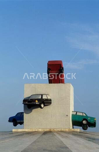 المملكة العربية السعودية، جدة، أحد المنحوتات العديدة على طول كورنيش جدة، هذا هو "المكعب الآلي" الذي أصبح معروفًا جيدًا.