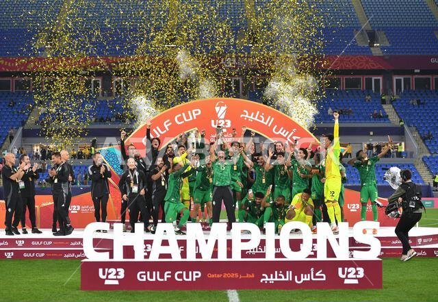 الدوحة، قطر. 16 ديسمبر 2025: يحتفل أعضاء المنتخب السعودي لكرة القدم بفوزهم في المباراة النهائية لكأس الخليج تحت 23 سنة على العراق في استاد 974 خلال بطولة كأس الخليج تحت 23 سنة في الدوحة، قطر، في 16 ديسمبر 2025. حقوق الصورة: رانجيث كومار/ألامي لايف نيوز الدوحة، قطر. 16 ديسمبر 2025: يحتفل أعضاء المنتخب السعودي لكرة القدم بفوزهم في المباراة النهائية لكأس الخليج تحت 23 سنة على العراق في استاد 974 خلال بطولة كأس الخليج تحت 23 سنة في الدوحة، قطر، في 16 ديسمبر 2025. حقوق الصورة: رانجيث كومار/ألامي لايف نيوز