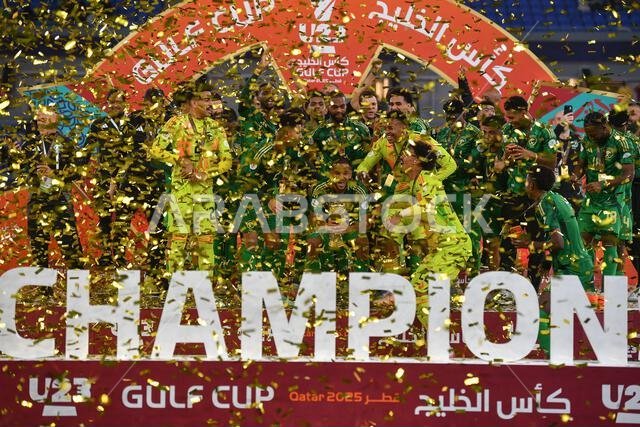 الدوحة، قطر. 16 ديسمبر 2025: يحتفل أعضاء المنتخب السعودي لكرة القدم بفوزهم في المباراة النهائية لكأس الخليج تحت 23 سنة على العراق في استاد 974 خلال بطولة كأس الخليج تحت 23 سنة في الدوحة، قطر، في 16 ديسمبر 2025. حقوق الصورة: رانجيث كومار/ألامي لايف نيوز الدوحة، قطر. 16 ديسمبر 2025: يحتفل أعضاء المنتخب السعودي لكرة القدم بفوزهم في المباراة النهائية لكأس الخليج تحت 23 سنة على العراق في استاد 974 خلال بطولة كأس الخليج تحت 23 سنة في الدوحة، قطر، في 16 ديسمبر 2025. حقوق الصورة: رانجيث كومار/ألامي لايف نيوز