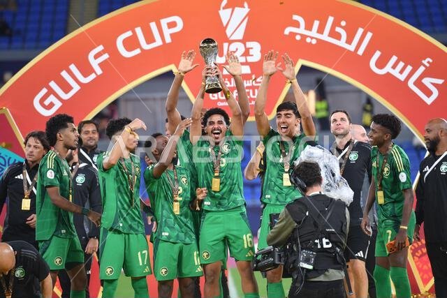 الدوحة، قطر. 16 ديسمبر 2025: يحتفل أعضاء المنتخب السعودي لكرة القدم بفوزهم في المباراة النهائية لكأس الخليج تحت 23 سنة على العراق في استاد 974 خلال بطولة كأس الخليج تحت 23 سنة في الدوحة، قطر، في 16 ديسمبر 2025. حقوق الصورة: رانجيث كومار/ألامي لايف نيوز الدوحة، قطر. 16 ديسمبر 2025: يحتفل أعضاء المنتخب السعودي لكرة القدم بفوزهم في المباراة النهائية لكأس الخليج تحت 23 سنة على العراق في استاد 974 خلال بطولة كأس الخليج تحت 23 سنة في الدوحة، قطر، في 16 ديسمبر 2025. حقوق الصورة: رانجيث كومار/ألامي لايف نيوز