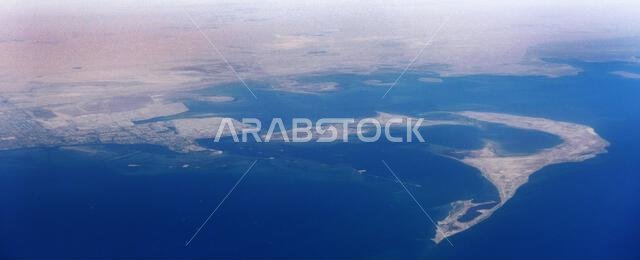 منظر جوي لجزيرة الباطنة ومنطقة الجبيل البحرية في المملكة العربية السعودية.