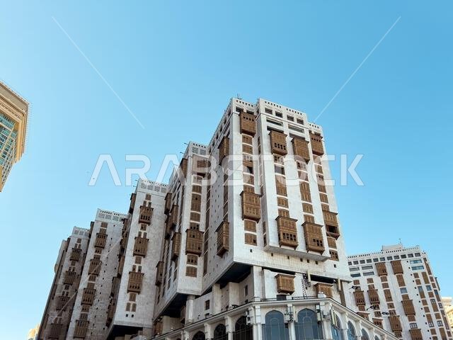 مكة المكرمة، المملكة العربية السعودية – 18 ديسمبر 2025: منظر خارجي لفندق مكة بالقرب من مدخل المسجد الحرام في مكة المكرمة.