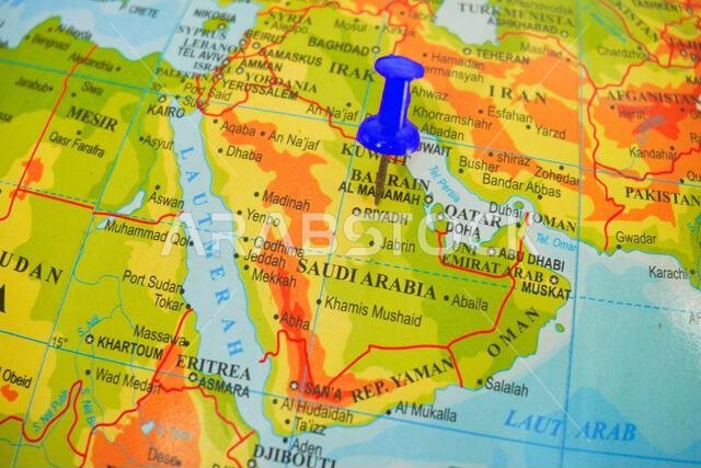 المملكة العربية السعودية، دولة تقع في قارة آسيا، ومُعلَّمة بدبوس أزرق على الكرة الأرضية