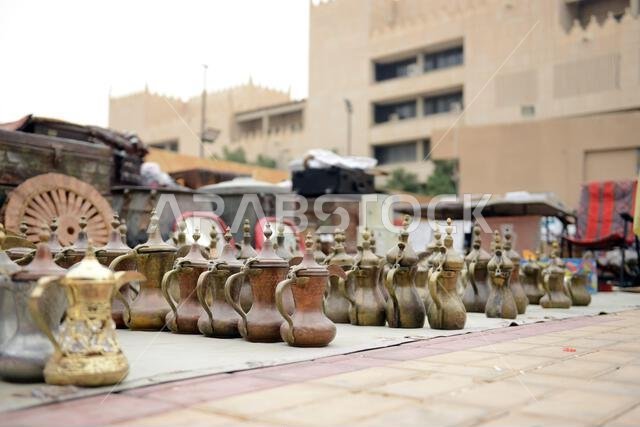 أباريق وأباريق شاي نحاسية عتيقة معروضة في سوق الزال بالرياض، المملكة العربية السعودية. أباريق وأباريق شاي نحاسية عتيقة معروضة في سوق الزال بالرياض، المملكة العربية السعودية.