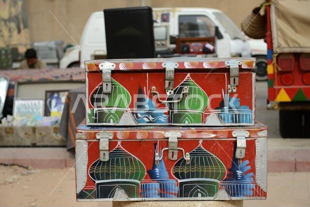 صناديق حديدية تقليدية تُباع في سوق الزال للتحف في الرياض، المملكة العربية السعودية.
