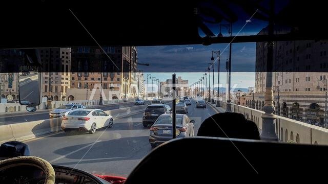 المدينة المنورة، المملكة العربية السعودية - 6 مارس 2024: مناظر لمدينة المدينة المنورة من حافلة سياحية