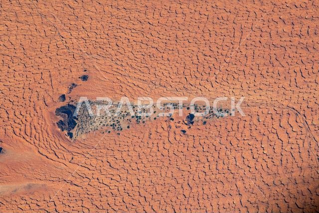 مدينة جبة، المملكة العربية السعودية، محاطة بصحراء النفود. صورة ملتقطة من محطة الفضاء الدولية، 26 نوفمبر 2020. جبة، أو جبة حائل، مدينة تقع في منطقة حائل بالمملكة العربية السعودية، على بُعد 90 كيلومترًا (56 ميلًا) شمال غرب مدينة حائل. تقع المدينة على طريق القوافل القديم بين نجد وشرق البحر الأبيض المتوسط. على الرغم من أنها محاطة بالكامل بصحراء النفود الشاسعة، إلا أن جبة تشتهر بوفرة زراعتها ومياهها، ويبلغ عدد سكانها حوالي 5500 نسمة.
