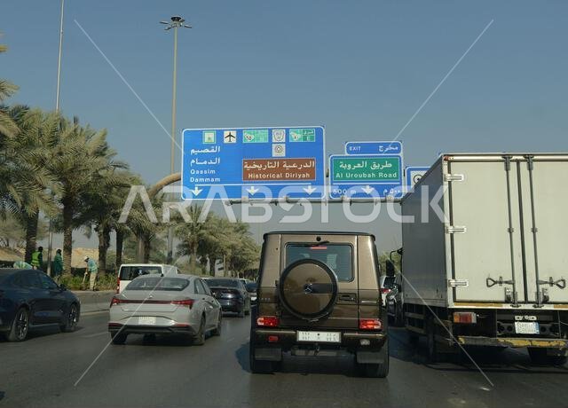 القيادة على الطريق السريع في ضواحي الرياض، المملكة العربية السعودية.