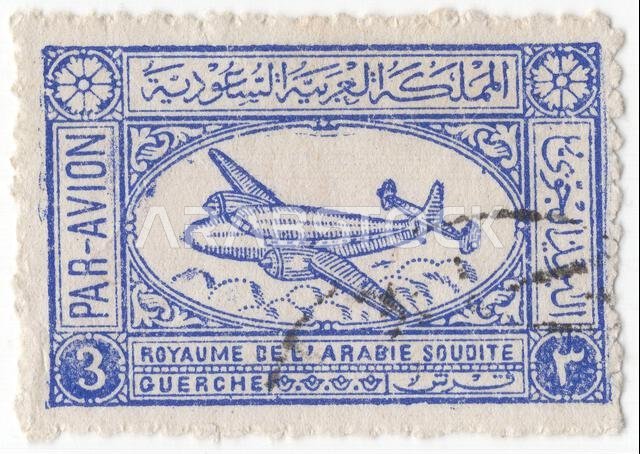 المملكة العربية السعودية - 1 أكتوبر 1949: طابع بريدي جوي أزرق داكن من فئة 3 غرش، يصور طائرة إيرسبيد إيه إس 57 أمباسادور أثناء تحليقها. تظهر هذه الطائرة البريطانية الأنيقة، التي صُنعت بعد الحرب، من جانبها، مُبرزةً تصميمها المميز أحادي السطح ذي الجناح العلوي، والمثبتات الرأسية الثلاثية (الزعانف الذيلية) التي تميزها عن طائرتي دي سي-3 وبريستول 170. تبدو الطائرة وكأنها تصعد فوق منظر صحراوي مُنمّق. يحيط بالشكل البيضاوي المركزي إطار مستطيل مُزخرف يحمل شعارات تقليدية.