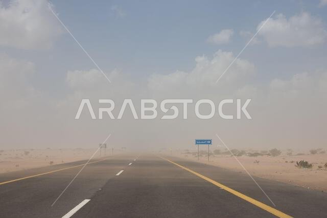 عاصفة رملية تهب عبر طريق سريع في المملكة العربية السعودية