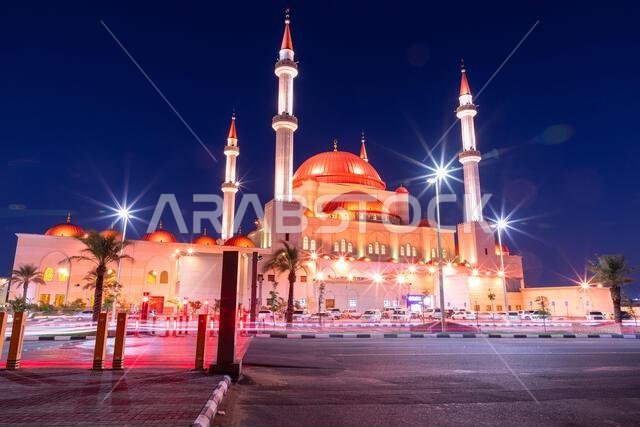 مسجد الراجحي، حائل، المملكة العربية السعودية - 29 ديسمبر 2025: لقطة ليلية خلابة لمسجد الراجحي المهيب في حائل، المملكة العربية السعودية، بمآذنه الشاهقة