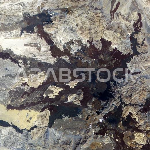 منظر القمر الصناعي لحقل الحمم البركانية في حارة لونير في المناظر الطبيعية الصحراوية في المملكة العربية السعودية.