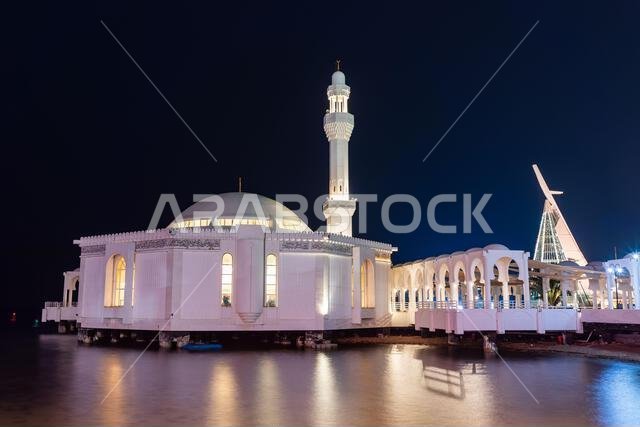 جدة، المملكة العربية السعودية - 23 ديسمبر 2025: مسجد الرحمة الأبيض المضاء، المسجد العائم، يقع على مياه هادئة، ويتميز بمئذنة شاهقة وانحناءة.