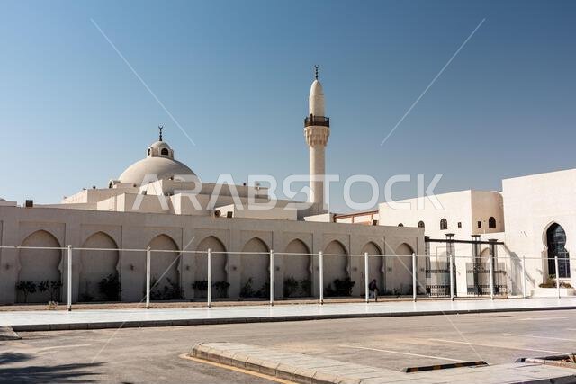 الرياض، المملكة العربية السعودية - 2 يناير 2026: يتميز جامع الملك خالد الكبير ذو اللون الأبيض الهادئ في الرياض بقبة كبيرة ومئذنة شاهقة، ويقع بجانب مبنى بسيط