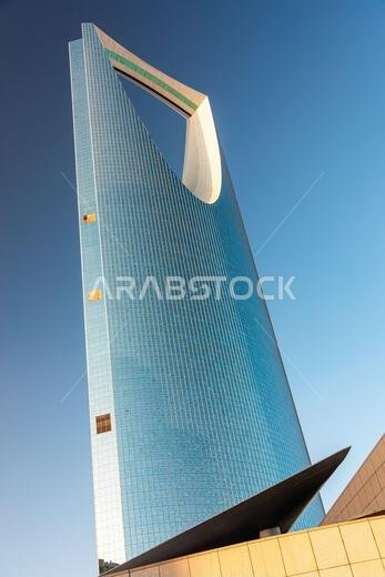 الرياض، المملكة العربية السعودية - 1 يناير 2026: منظر خلاب لناطحة سحاب مركز المملكة في الرياض، يبرز تصميمها الشبيه بالشراع وواجهتها الزجاجية.