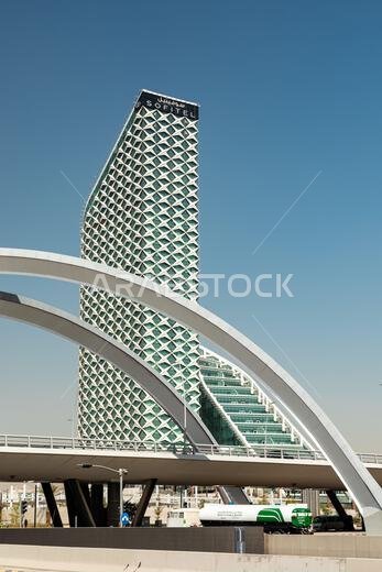 الرياض، المملكة العربية السعودية - 2 يناير 2026: يرتفع فندق ومركز مؤتمرات سوفيتيل الرياض في الرياض فوق مبنى مستقبلي، محاط بأقواس بيضاء واسعة.