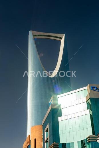 الرياض، المملكة العربية السعودية - 1 يناير 2026: يرتفع مركز المملكة الشهير في الرياض شامخًا فوق العمارة الفندقية المعاصرة.