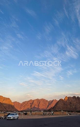 المدينة المنورة، المملكة العربية السعودية - 6 مارس 2024: حجاج يزورون جبل المغناطيس