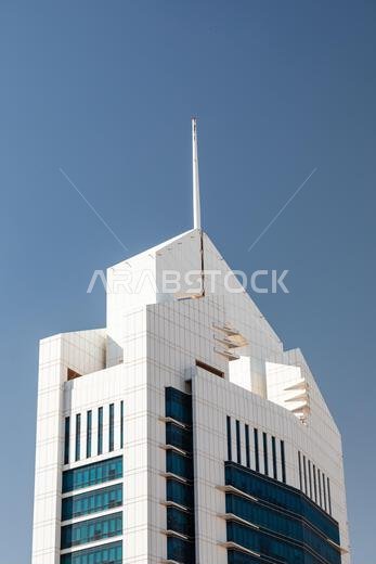 الرياض، المملكة العربية السعودية - 1 يناير 2026: مبنى مكاتب أنيق وعصري - برج الواصل - يتميز بألواح بيضاء ونوافذ زجاجية زرقاء، يعلوه