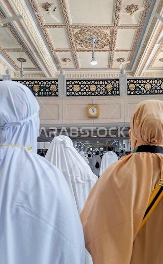 مكة المكرمة، المملكة العربية السعودية - 11 مارس 2024: حجاج مسلمون يؤدون السعي بين الصفا وجبل المروة مكة المكرمة، المملكة العربية السعودية - 11 مارس 2024: حجاج مسلمون يؤدون السعي بين الصفا وجبل المروة