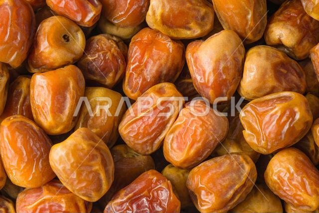 صورة مقربة لتمور سعودية طازجة (صنف البرحي والسكري)