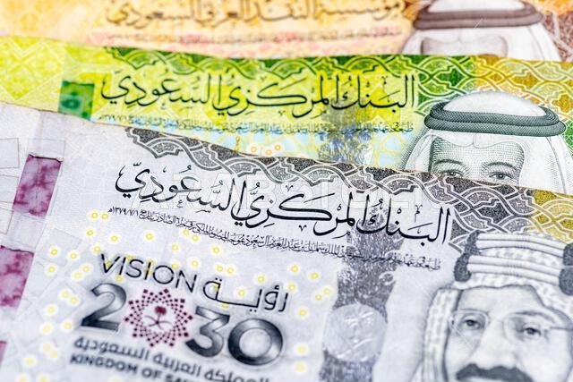 صورة مقربة لأوراق نقدية من فئة الريال السعودي.