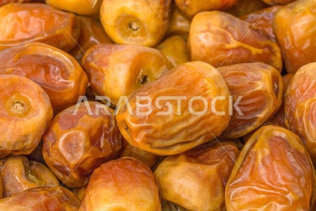 صورة مقربة لتمور سعودية طازجة (صنف البرحي والسكري)