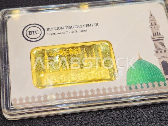 القاهرة، مصر، 13 يناير 2026: سبيكة ذهبية من مركز تداول سبائك الذهب (BTC) تزن 31.10 غرامًا، تحمل صورة المسجد النبوي أو المسجد الحرام.