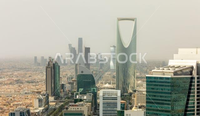مشهد حضري حديث يتميز بهندسة معمارية مستقبلية شاهقة، وأبراج شركات، وتطور حضري كثيف في وسط المدينة، مما يعكس الثروة الاقتصادية، العليا
