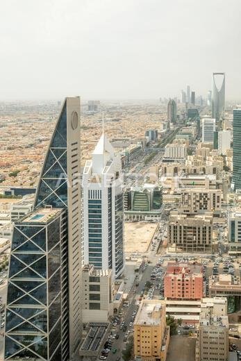مشهد حضري معاصر يتميز بهندسة معمارية مستقبلية شاهقة، وأبراج شركات، وتطور حضري كثيف في وسط المدينة، مما يعكس الثروة الاقتصادية، الألف