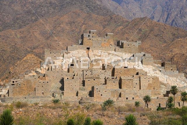 قرية ذي عين التراثية، قرية الرخام الشهيرة في الباحة، تقع على خلفية جبلية صحراوية في المملكة العربية السعودية قرية ذي عين التراثية، قرية الرخام الشهيرة في الباحة، تقع على خلفية جبلية صحراوية في المملكة العربية السعودية