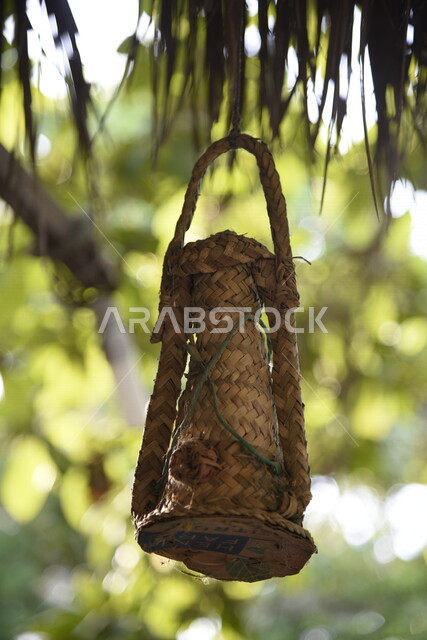 مصباح قديم الطراز مصنوع يدوياَ من الخيزران ، مصباح عربي تقليدي قديم معلق ، فانوس رمضان ، مصباح أثري قديم ، الفانوس