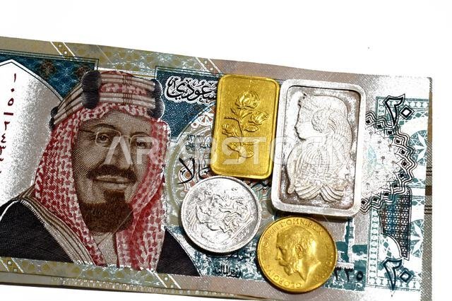 الريال السعودي هو العملة الرسمية (SAR) بالإضافة إلى سبائك الذهب عيار 24 قيراطًا والفضة الخالصة والعملات السيادية، للاستثمار أو الادخار، حيث يتميز الذهب والفضة بأعلى قيمة.