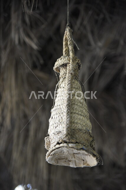 مصباح قديم الطراز مصنوع يدوياَ من الخيزران ، مصباح عربي تقليدي قديم معلق ، فانوس رمضان ، مصباح أثري قديم ، الفانوس