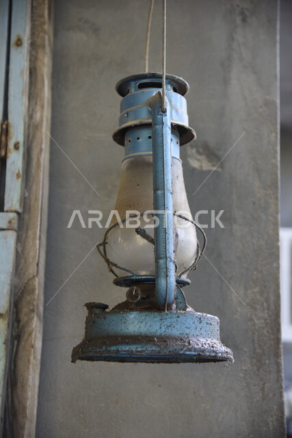 تصوير مقرب لمصباح اثري صدئ ، مصباح عربي تقليدي قديم معلق ، فانوس رمضان ، مصباح أثري قديم ، مصباح قديم الطراز مصنوع من النحاس ، الفانوس
