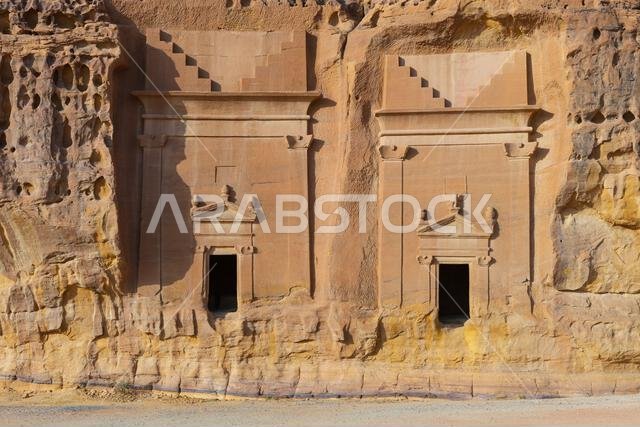 جبل الأحمر، وهو موقع أثري نبطي يضم مقابر منحوتة في الصخر تعود إلى القرنين الأول والثاني الميلاديين، ويقع في مدينة الحجر القديمة بالمملكة العربية السعودية.