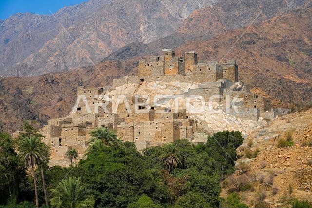 قرية ذي عين التراثية، قرية الرخام الشهيرة في الباحة، تقع على خلفية جبلية صحراوية في المملكة العربية السعودية قرية ذي عين التراثية، قرية الرخام الشهيرة في الباحة، تقع على خلفية جبلية صحراوية في المملكة العربية السعودية