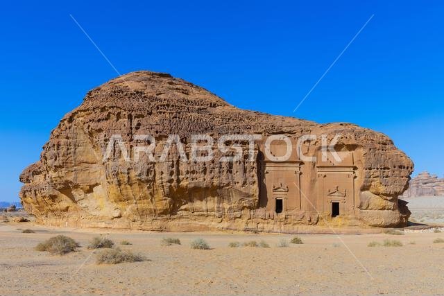 جبل الأحمر، وهو موقع أثري نبطي يضم مقابر منحوتة في الصخر تعود إلى القرنين الأول والثاني الميلاديين، ويقع في مدينة الحجر القديمة بالمملكة العربية السعودية. جبل الأحمر، وهو موقع أثري نبطي يضم مقابر منحوتة في الصخر تعود إلى القرنين الأول والثاني الميلاديين، ويقع في مدينة الحجر القديمة بالمملكة العربية السعودية.