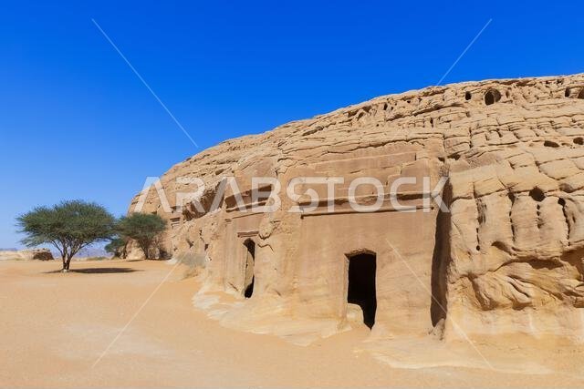 المقابر المنحوتة في الصخر في جبل البنات (جبل النساء) في الموقع الأثري النبطي في الحِجر بالقرب من العلا، المملكة العربية السعودية