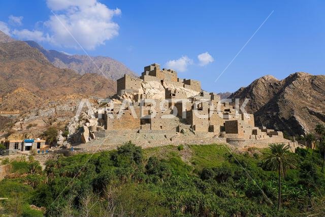 قرية ذي عين التراثية، قرية الرخام الشهيرة في الباحة، تقع على خلفية جبلية صحراوية في المملكة العربية السعودية