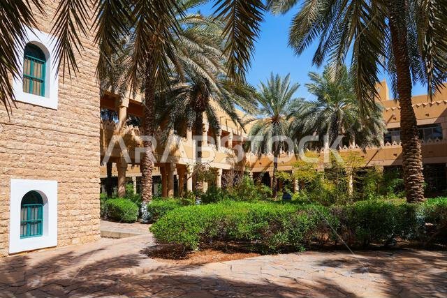أشجار النخيل الوارفة في حدائق قصر المربع التاريخي في الرياض، المملكة العربية السعودية