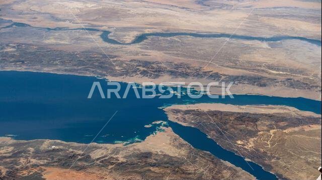 يتعرج نهر النيل (أعلى) عبر مصر، التي يفصلها البحر الأحمر عن المملكة العربية السعودية. ويتفرع البحر الأحمر إلى خليجين: خليج السويس، الذي يؤدي إلى قناة السويس - وهي ممر مائي استراتيجي ذو أهمية اقتصادية بالغة - وخليج العقبة. كانت محطة الفضاء الدولية تدور على ارتفاع 257 ميلاً فوق الشرق الأوسط عندما التُقطت هذه الصورة. صورة التُقطت من محطة الفضاء الدولية في 26 سبتمبر 2025. نسخة مُحسّنة من صورة أصلية لوكالة ناسا: حقوق الصورة محفوظة لوكالة ناسا.