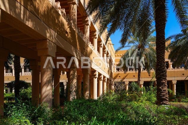 أشجار النخيل الوارفة في حدائق قصر المربع التاريخي في الرياض، المملكة العربية السعودية