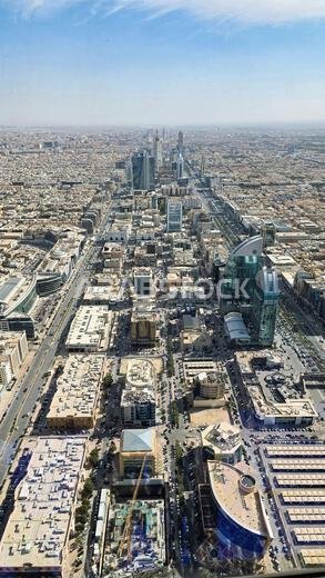 بانوراما جوية مذهلة بزاوية واسعة لمدينة الرياض من برج المملكة في المملكة العربية السعودية