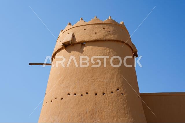 صورة تفصيلية لبرج مراقبة تقليدي مبني من الطوب اللبن في قلعة المصمك بقلب مدينة الرياض، المملكة العربية السعودية صورة تفصيلية لبرج مراقبة تقليدي مبني من الطوب اللبن في قلعة المصمك بقلب مدينة الرياض، المملكة العربية السعودية