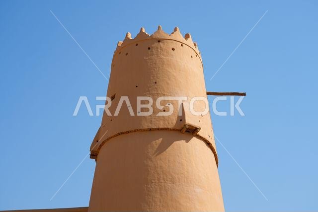 صورة تفصيلية لبرج مراقبة تقليدي مبني من الطوب اللبن في قلعة المصمك بقلب مدينة الرياض، المملكة العربية السعودية